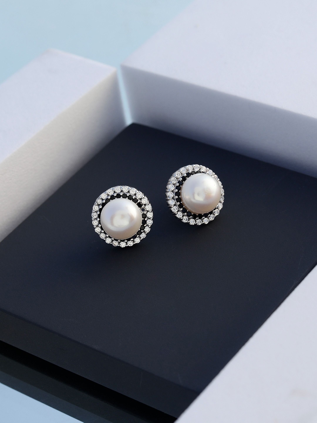 

DIAVO Contemporary Studs Earrings, Silver