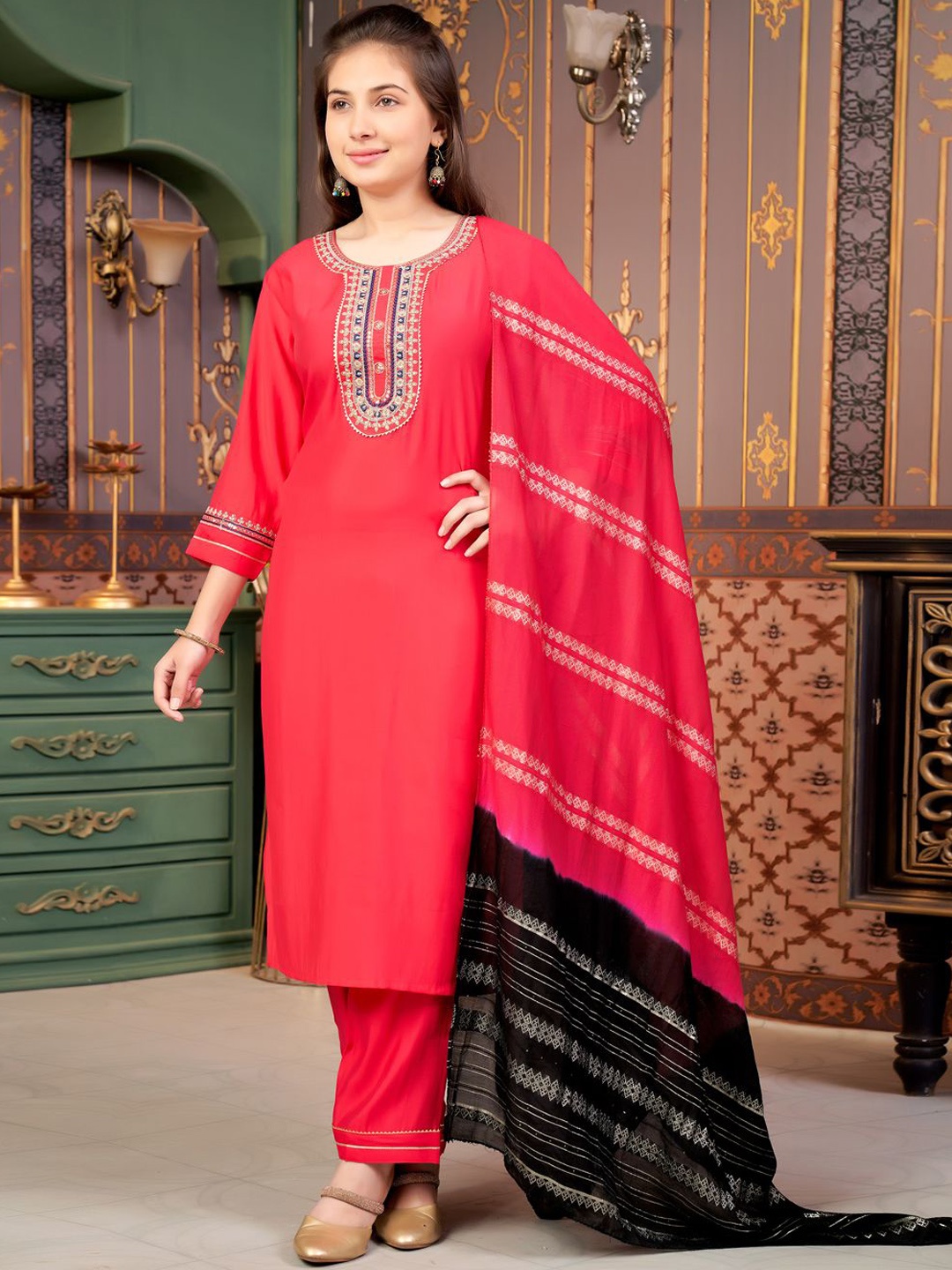 

Aarika Girls Floral Embroidered Regular Pure Silk Kurta with Palazzos & With Dupatta, Red