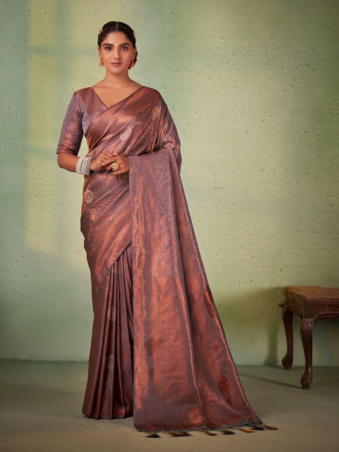 

DEVATITHI Ethnic Motifs Zari Silk Blend Kanjeevaram Saree, Grey