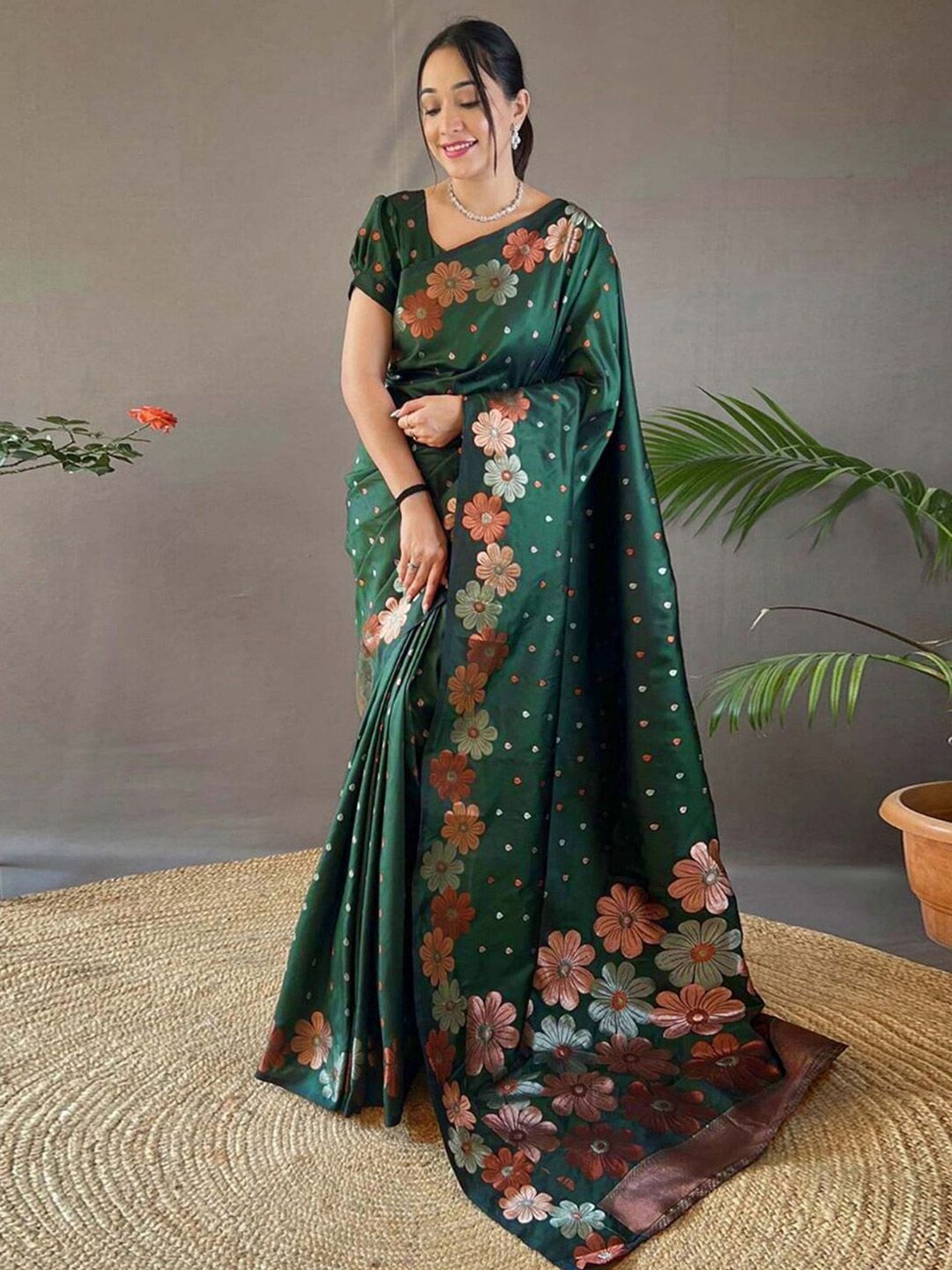 

DIVASTRI Floral Zari Silk Blend Banarasi Saree, Green