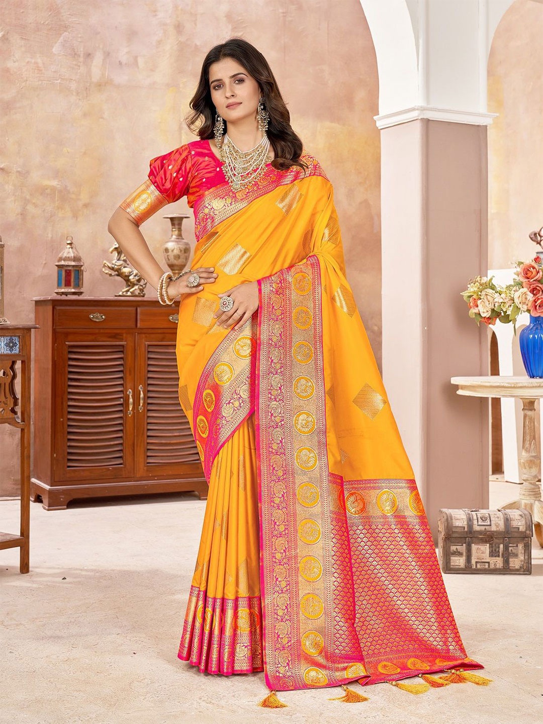

DIVASTRI Silk Blend Kanjeevaram Saree, Yellow