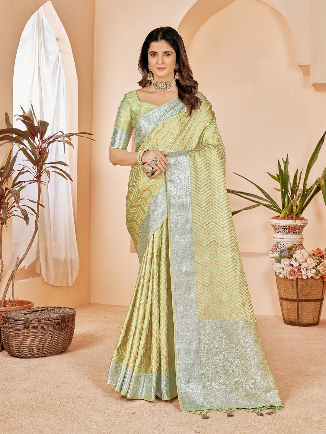 

DIVASTRI Silk Blend Kanjeevaram Saree, Green