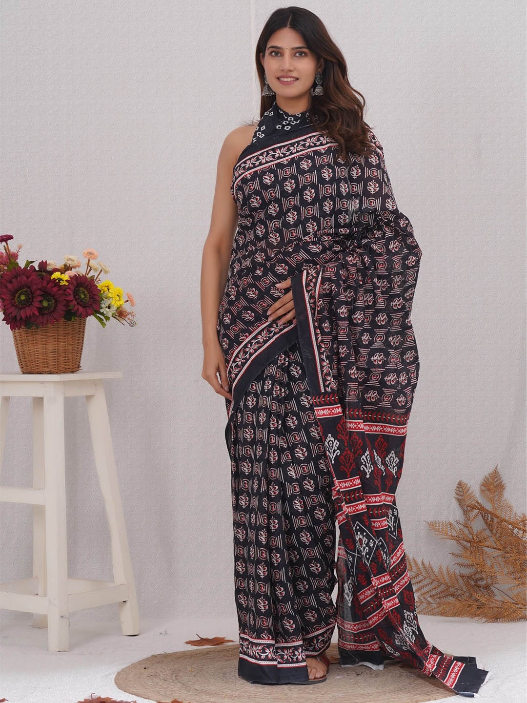 

Vanedik Floral Pure Cotton Block Print Saree, Black