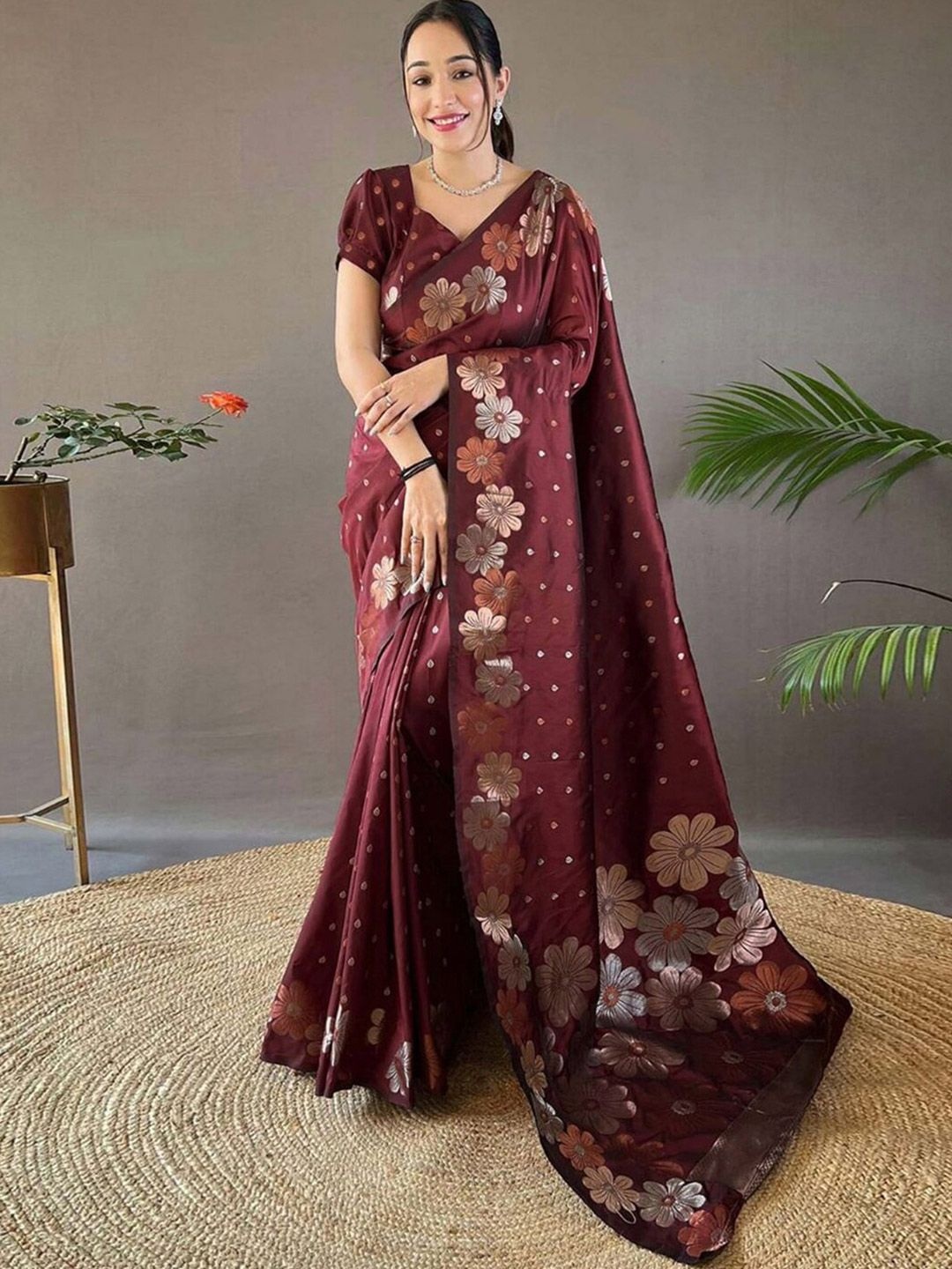 

DIVASTRI Woven Design Zari Silk Blend Banarasi Saree, Maroon