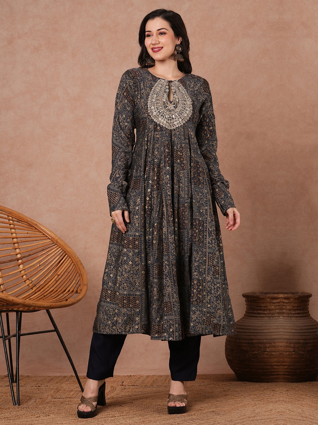 

FASHOR Women Ethnic Motifs Printed Panelled Sequinned Kurta with Trousers, Navy blue
