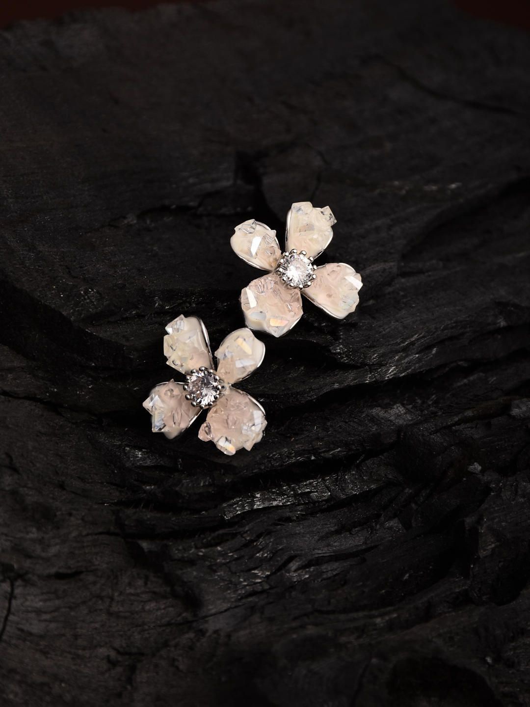 

Reenisaa Floral Studs Earrings, White