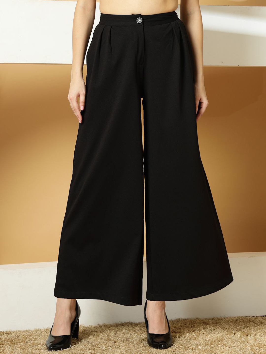 

Chemistry Women Relaxed Pleated Trousers, Black