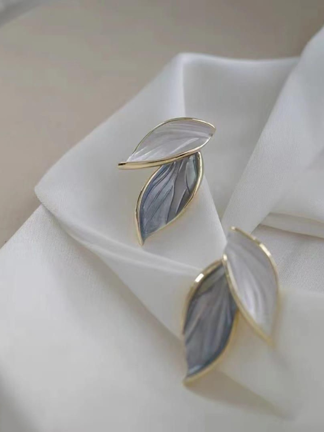 

kazare Contemporary Studs Earrings, White