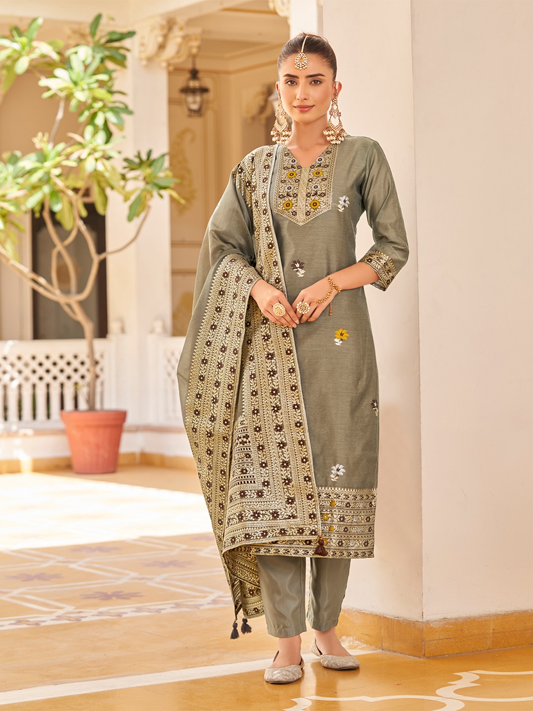 

Fourleaf Women Regular Kurta with Trousers & With Dupatta, Grey