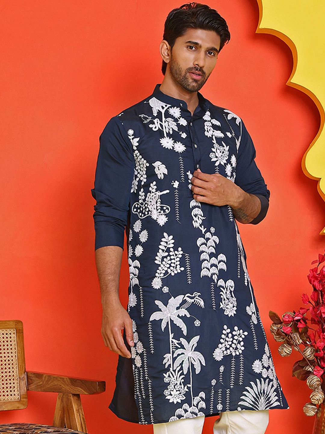 

Jompers Men Floral Embroidered Chikankari Floral Kurta, Navy blue