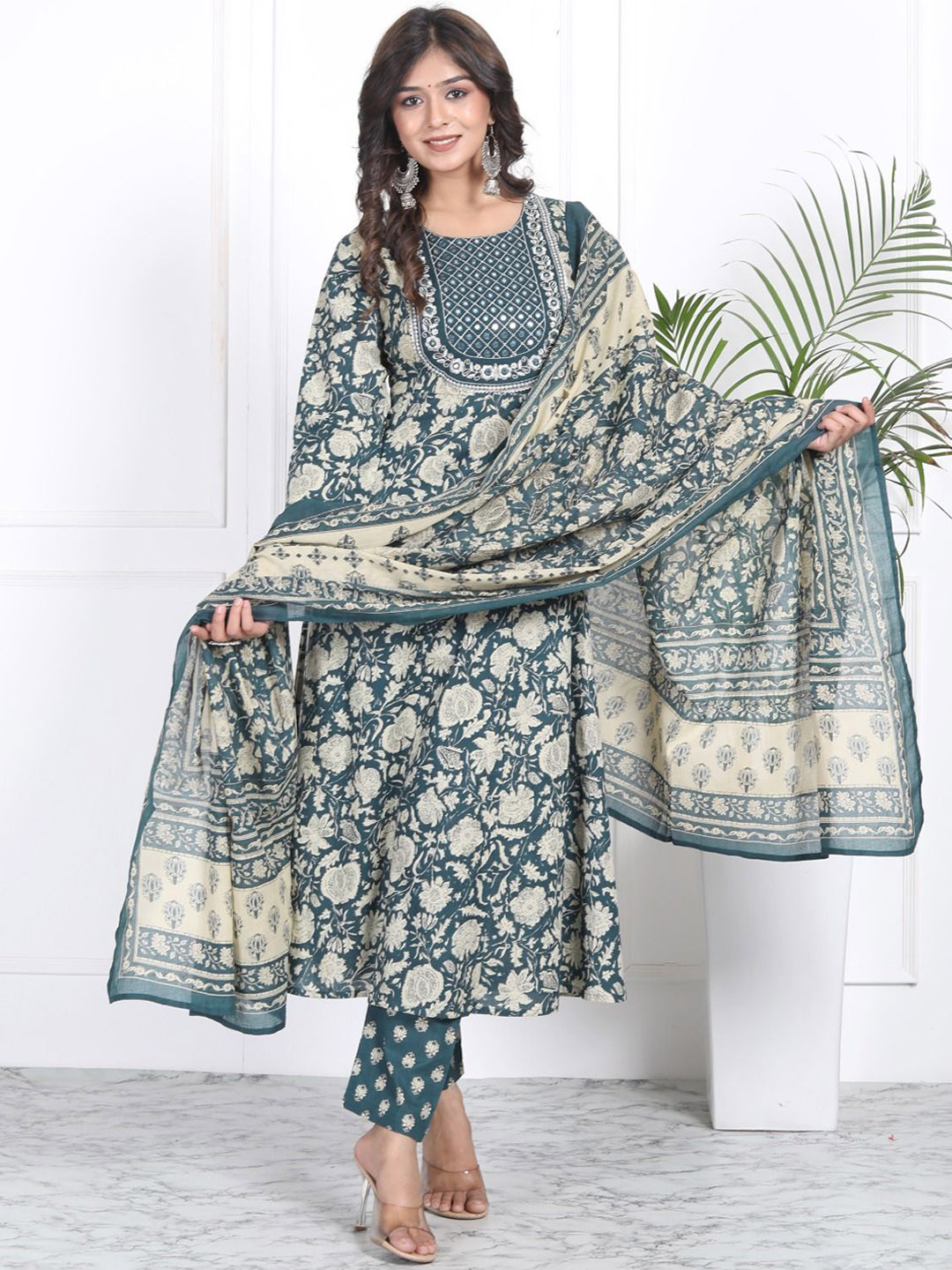 

h4u Women Floral Embroidered Regular Thread Work Kurta with Trousers & With Dupatta, Sea green