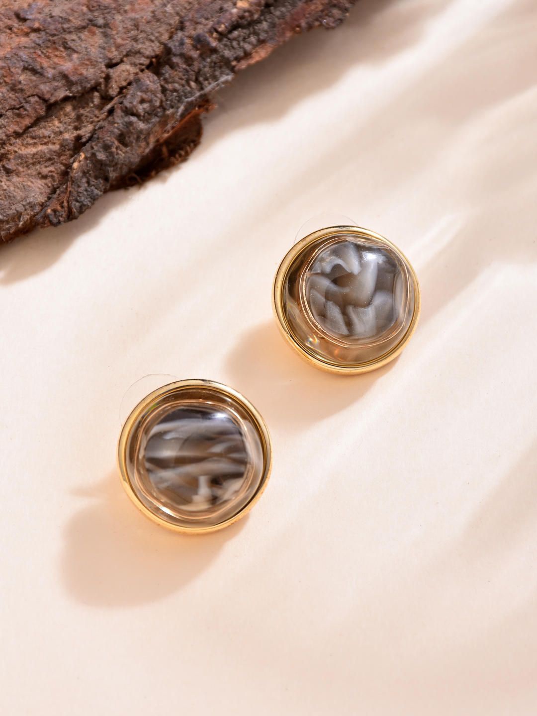

Reenisaa Contemporary Studs Earrings, Grey