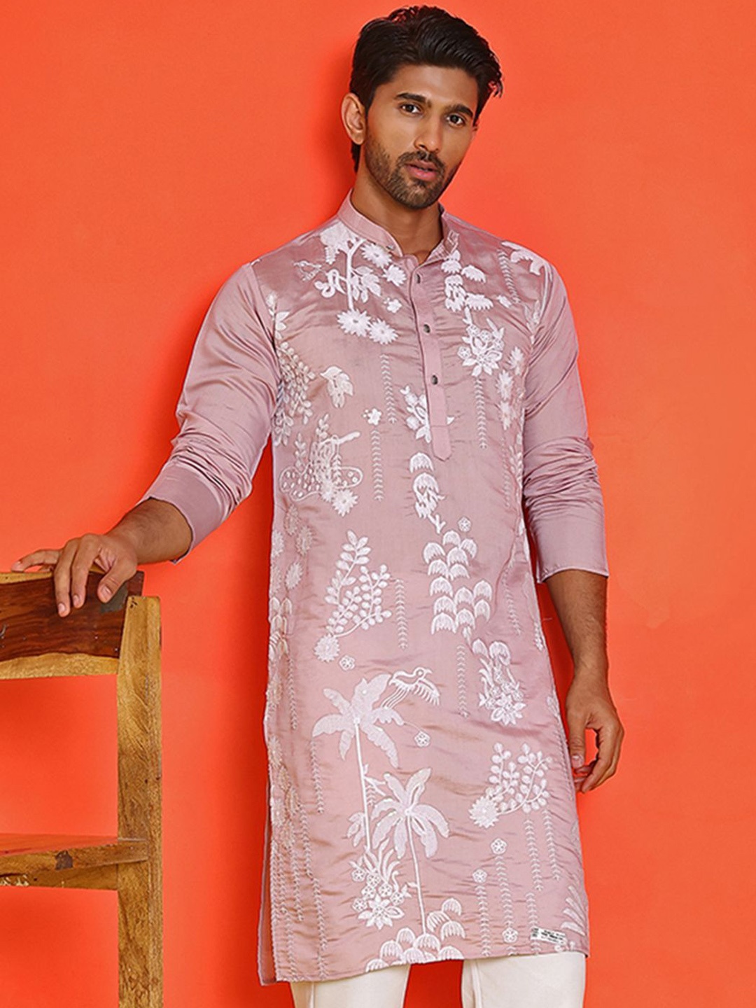 

Jompers Men Floral Embroidered Chikankari Floral Kurta, Magenta