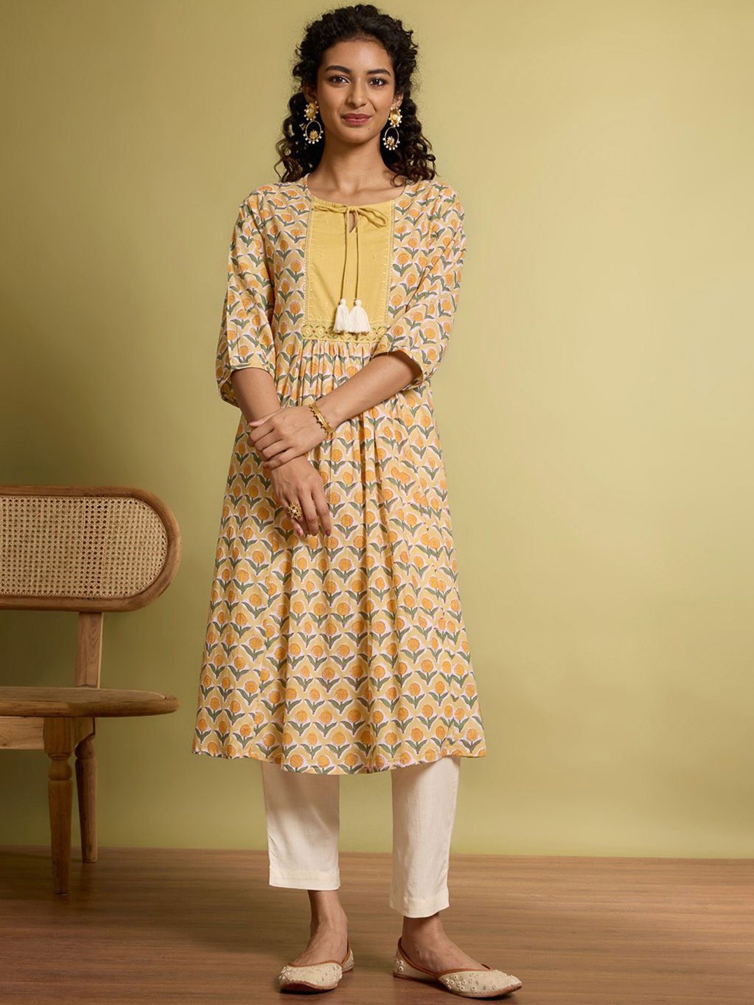 

Taneira Women Floral Printed Keyhole Neck Kurta, Yellow