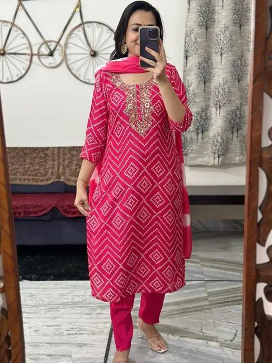 

Piludi Women Bandhani Embroidered Regular Kurta with Trousers & With Dupatta, Pink