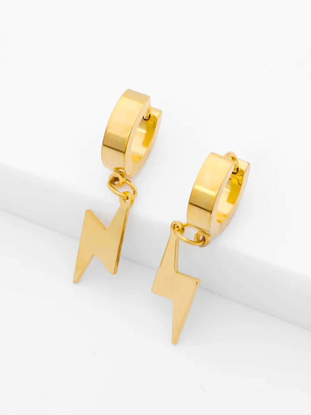 

The Roadster Lifestyle Co Men Lightning Bolt Hoop Earrings, Gold