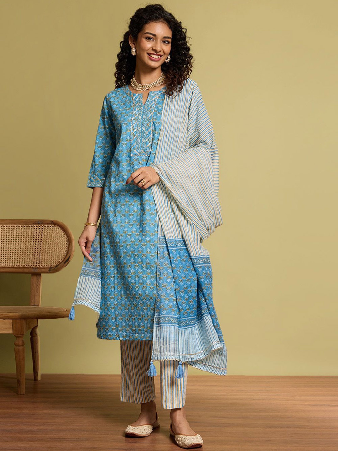 

Taneira Women Floral Printed Regular Kurta with Trousers & With Dupatta, Blue