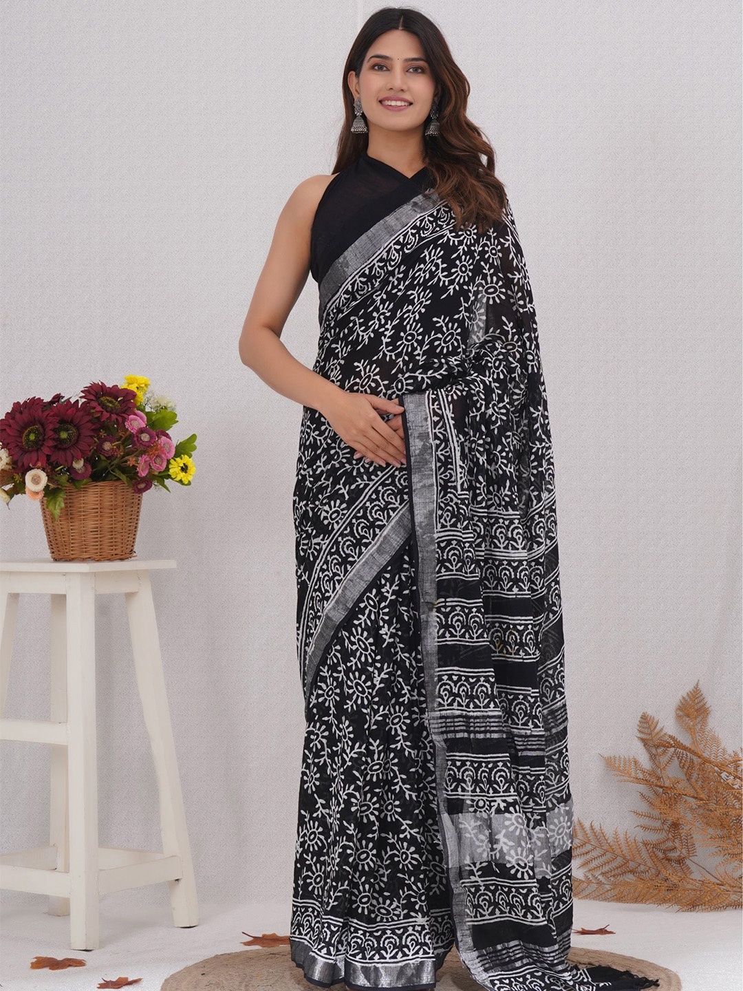 

Shivanya Handicrafts Floral Zari Linen Blend Block Print Saree, Black