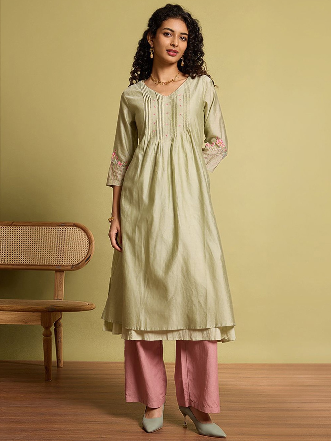 

Taneira Women Floral Embroidered Pleated Thread Work Kurta with Trousers, Green