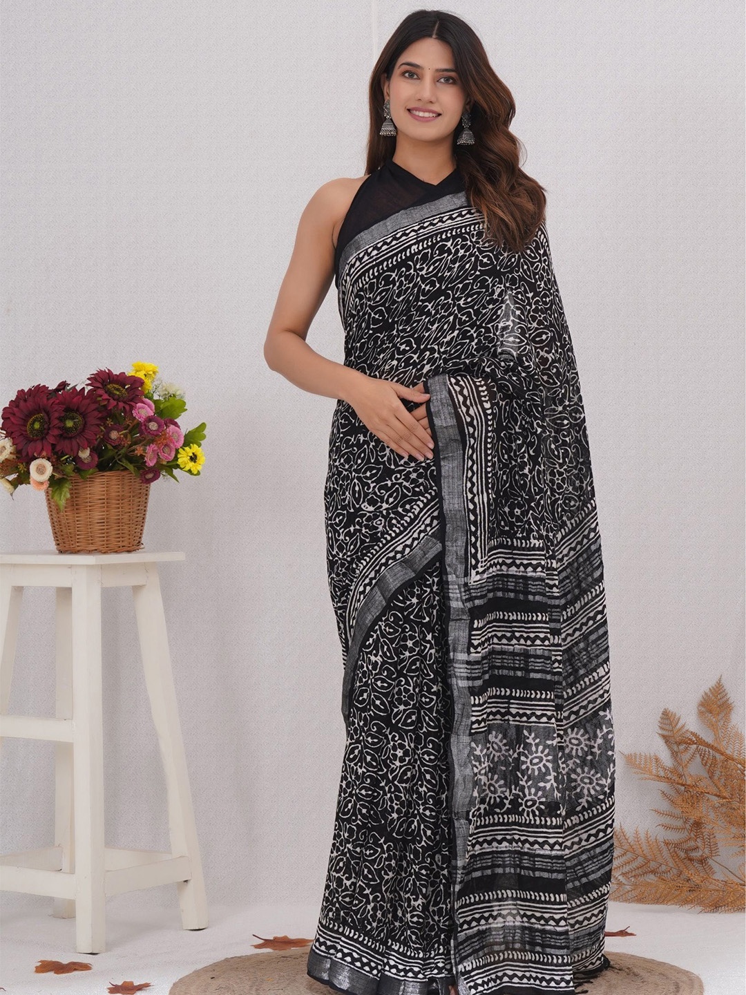 

Shivanya Handicrafts Floral Zari Linen Blend Block Print Saree, Black