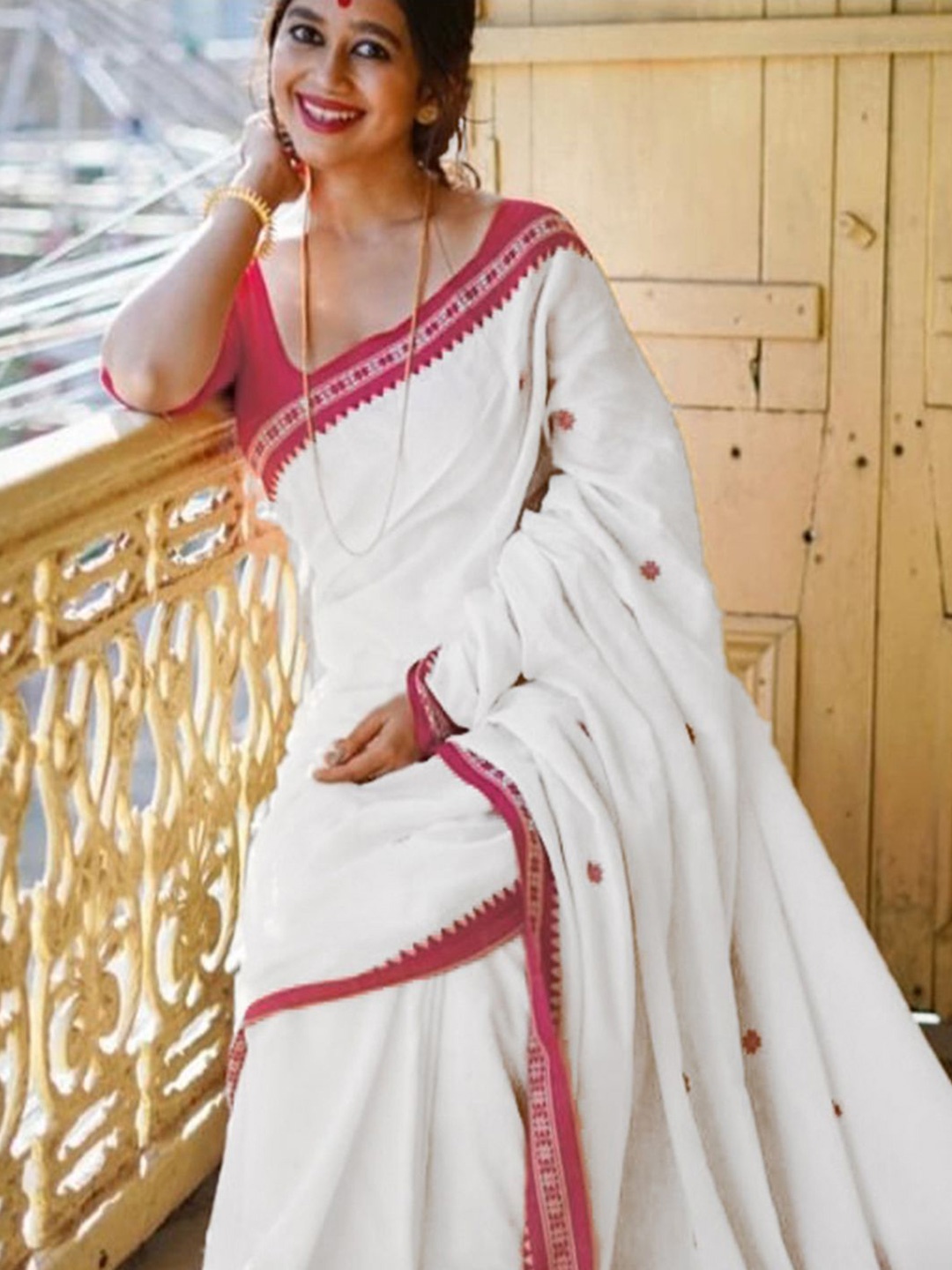 

DIVASTRI Floral Zari Silk Cotton Banarasi Saree, White