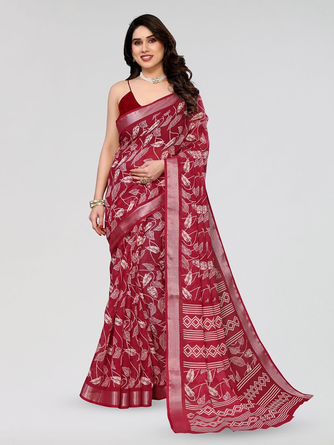 

Moda Rapido Floral Zari Linen Blend Saree, Maroon