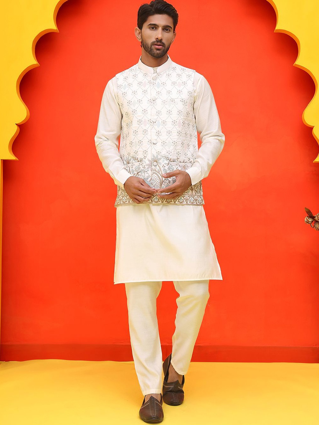 

Jompers Men Floral Embroidered Regular Chikankari Kurta with Pyjamas, White