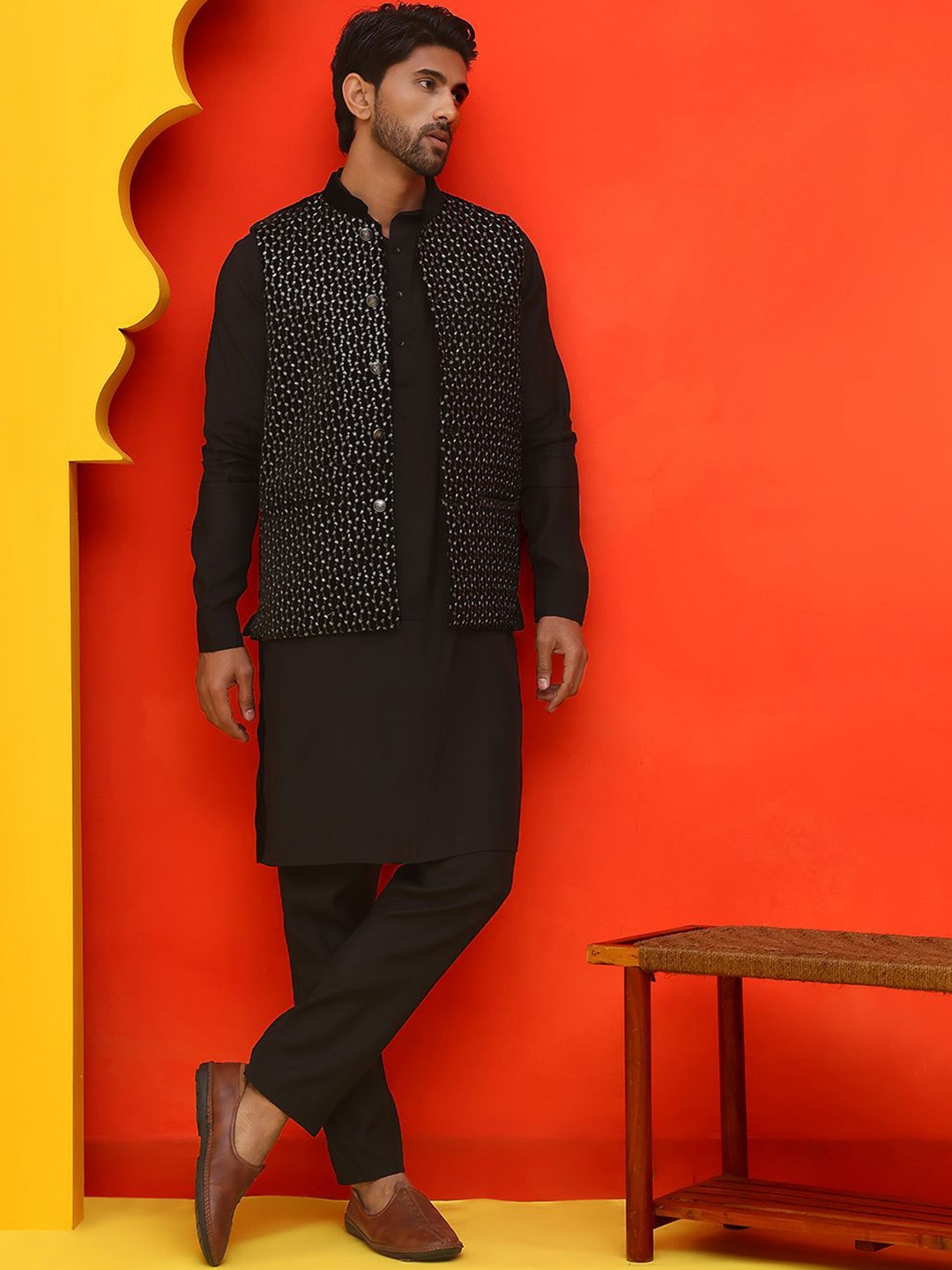 

Jompers Men Floral Embroidered Regular Chikankari Velvet Kurta with Pyjamas, Black