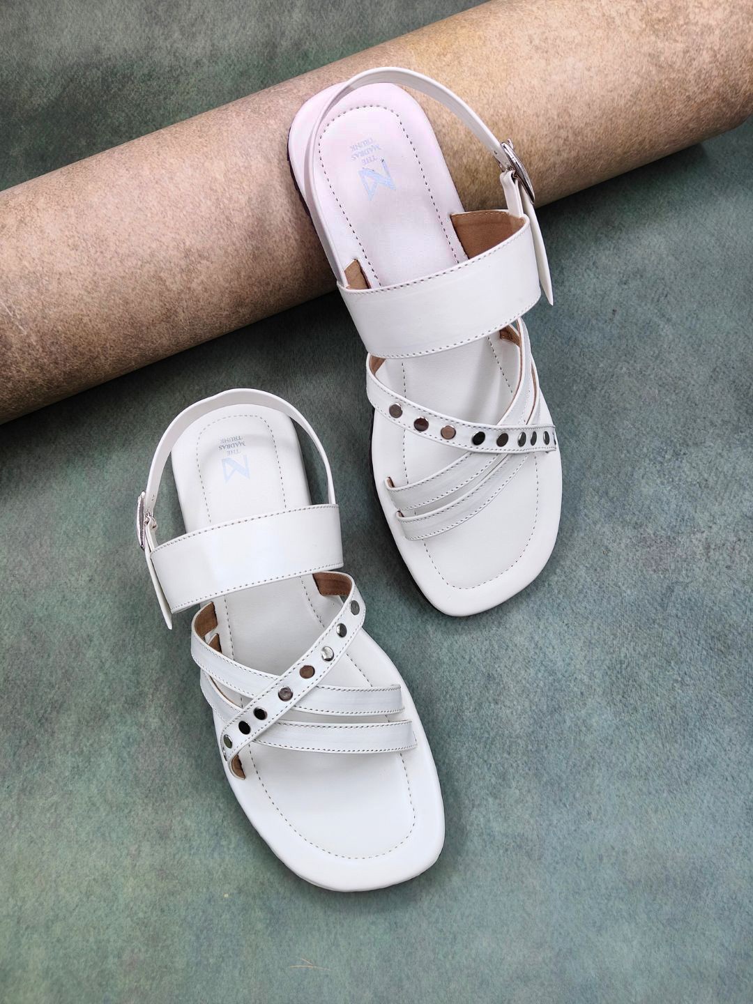 

THE MADRAS TRUNK Men One Toe Sandals, White