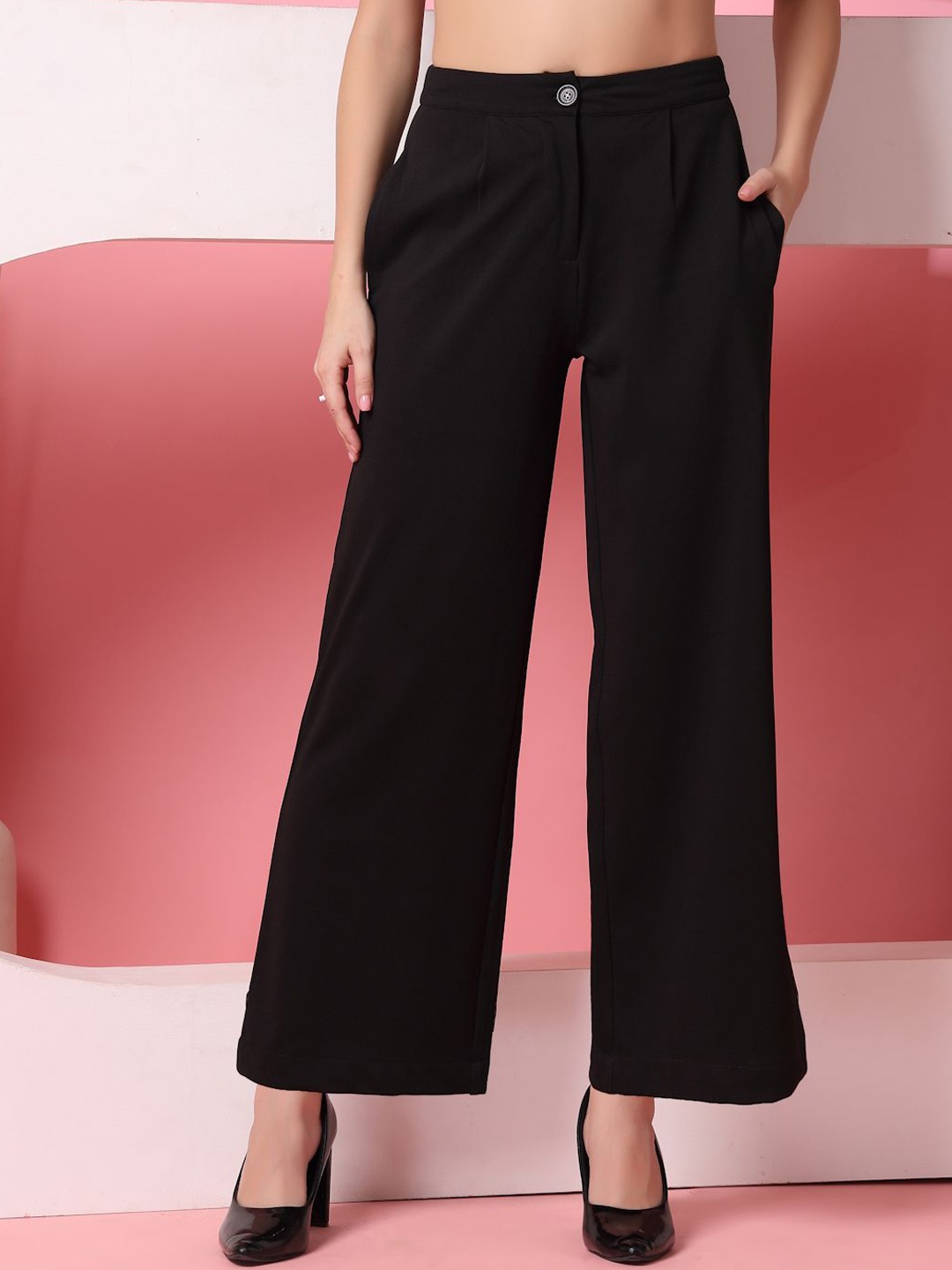 

Chemistry Women Relaxed Pleated Trousers, Black