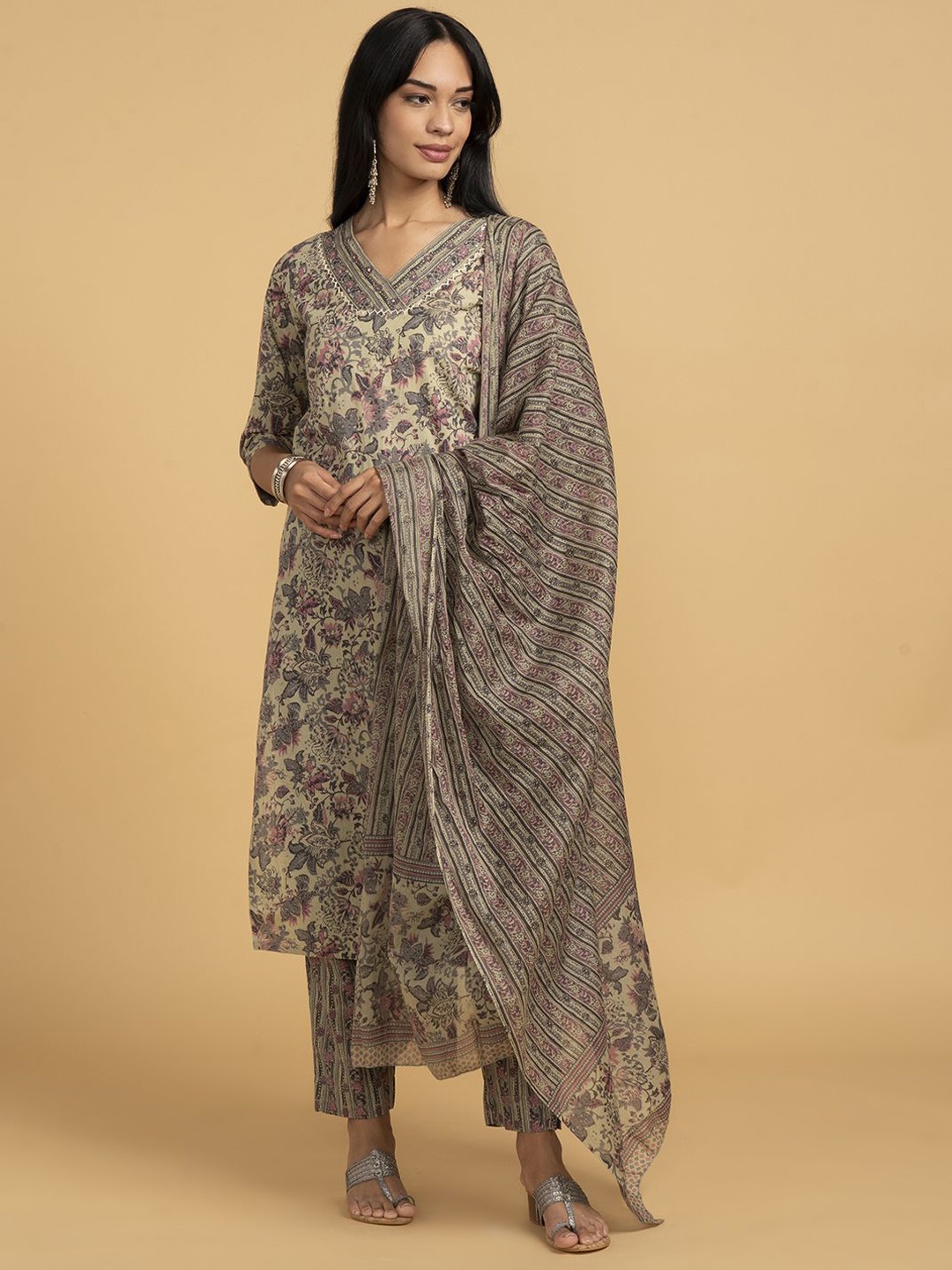 

Saaki Women Floral Printed Regular Kurta with Trousers & With Dupatta, Grey