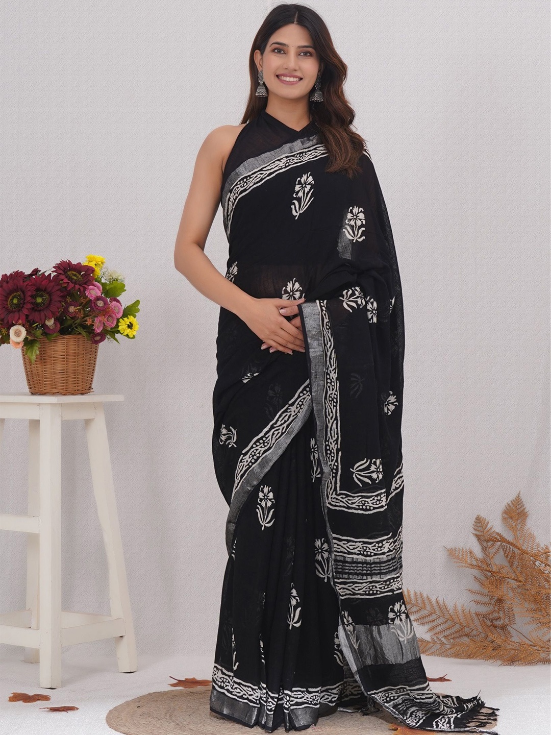 

Vanedik Floral Zari Linen Blend Block Print Saree, Black