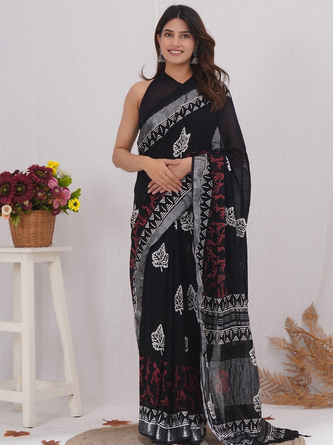 

Shivanya Handicrafts Floral Zari Linen Blend Block Print Saree, Black