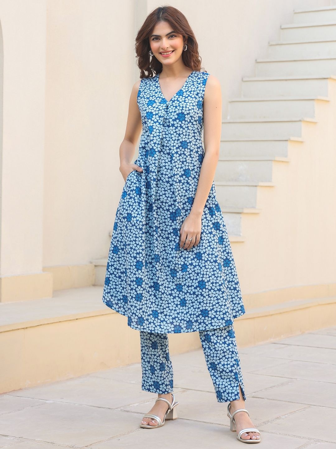 

Janasya Women's Indigo Pure Cotton Floral Printed A-Line Kurta Set, Blue