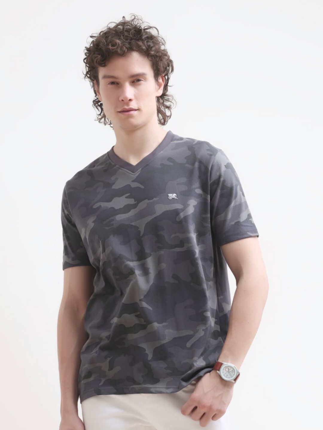 

Estilocus Men Floral Printed V-Neck Applique T-shirt, Grey