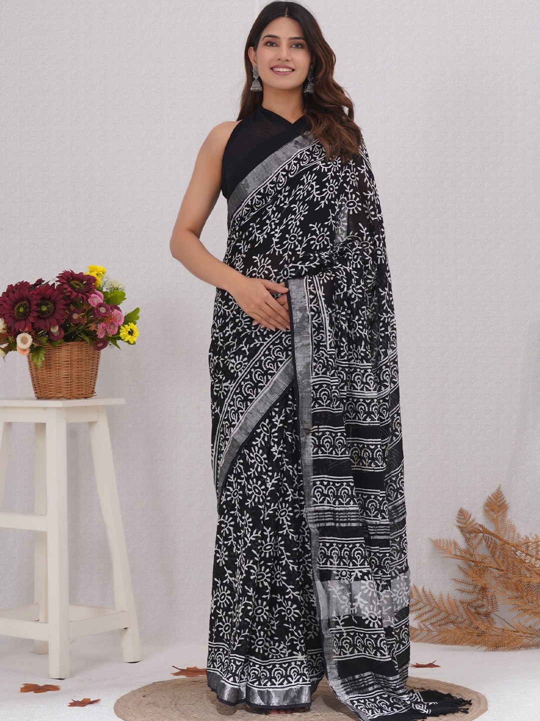 

Vanedik Floral Zari Linen Blend Block Print Saree, Black