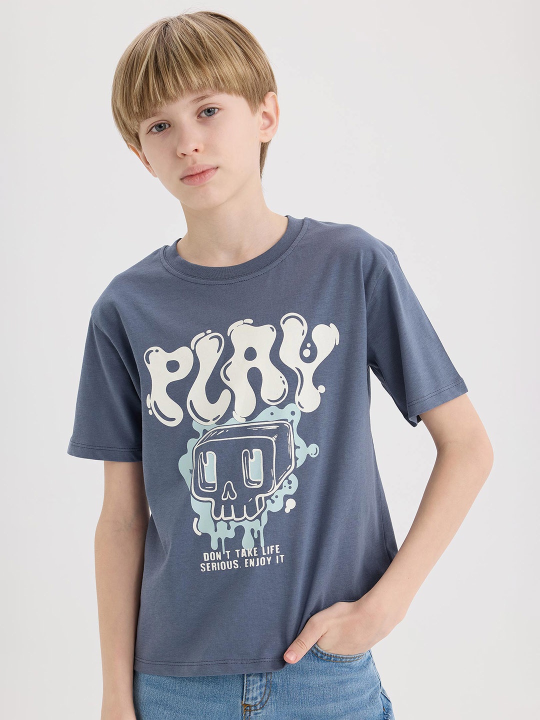 

DeFacto Boys Printed Drop-Shoulder Sleeves Applique T-shirt, Na