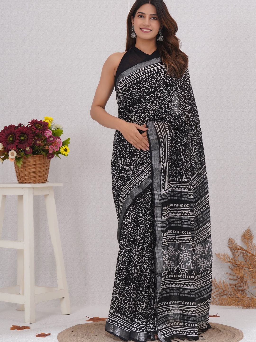 

Vanedik Floral Zari Linen Blend Block Print Saree, Black