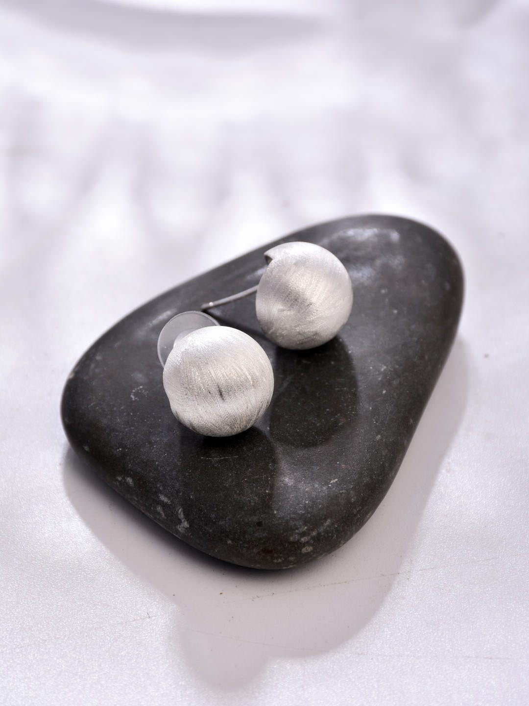 

Reenisaa Oval Studs Earrings, White