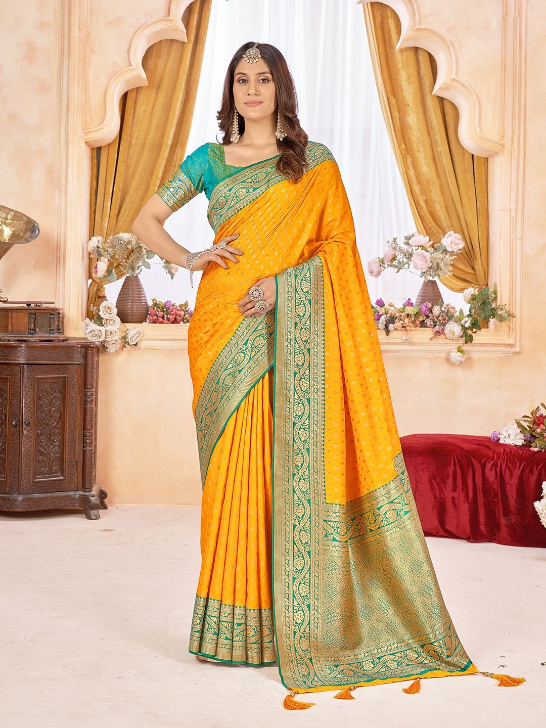 

DIVASTRI Woven Design Zari Silk Blend Kanjeevaram Saree, Yellow