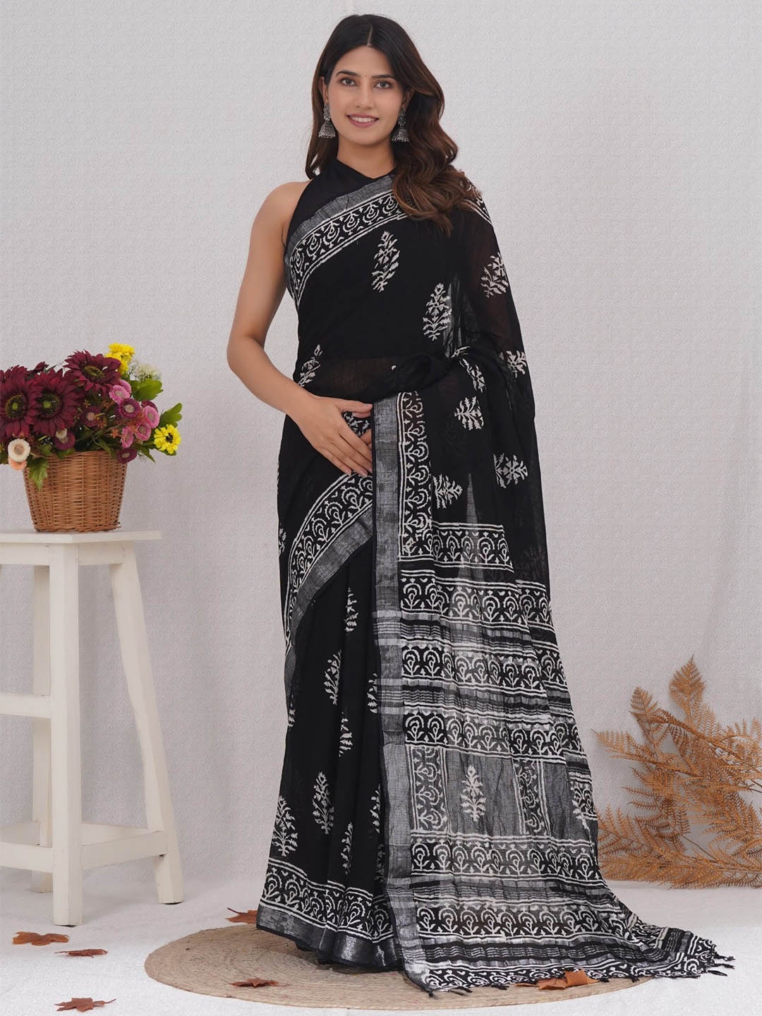 

Shivanya Handicrafts Floral Zari Linen Blend Block Print Saree, Black