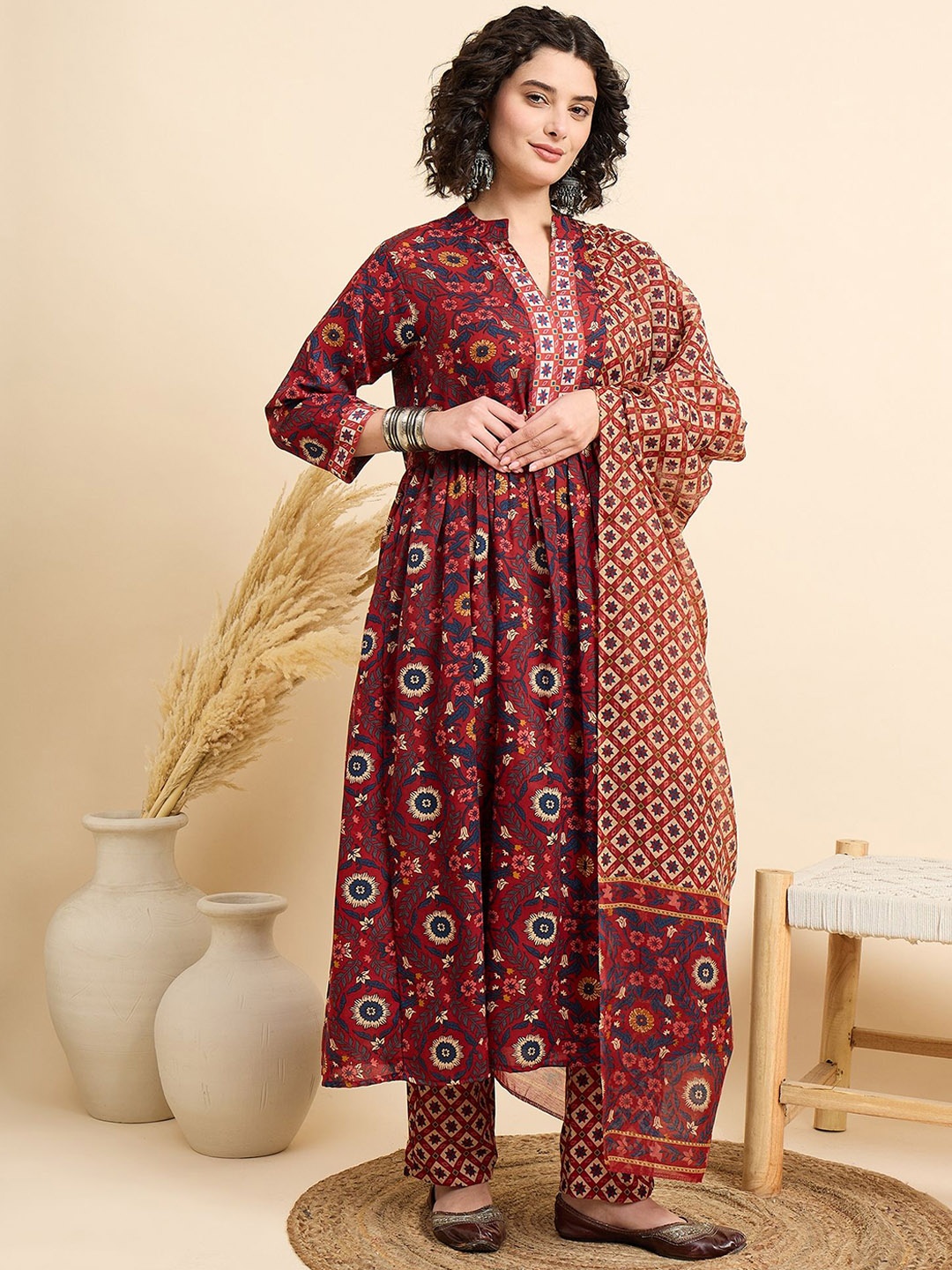

KLOSIA Women Floral Printed Regular Kurta with Trousers & With Dupatta, Red