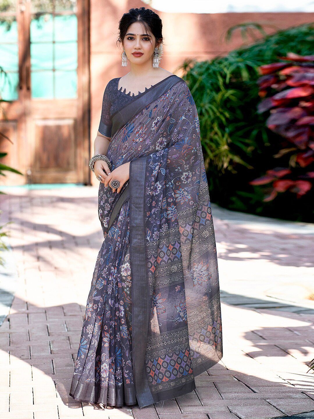 

DIVASTRI Floral Zari Linen Blend Sungudi Saree, Grey