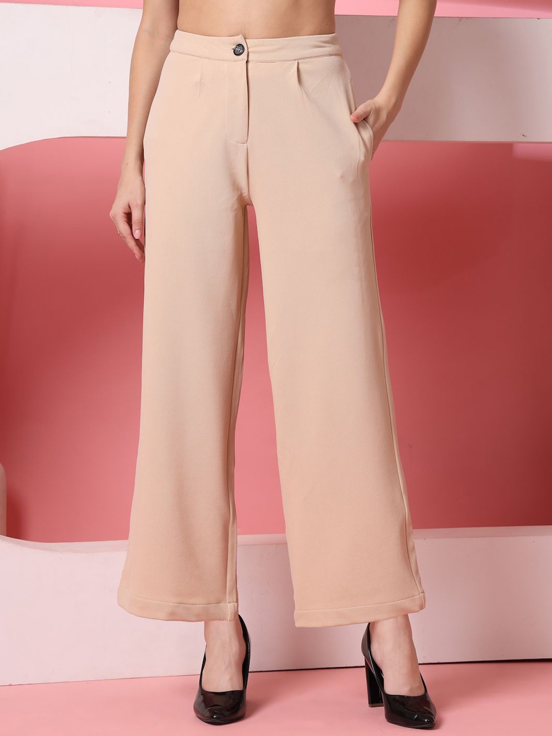 

Chemistry Women Relaxed Pleated Trousers, Beige