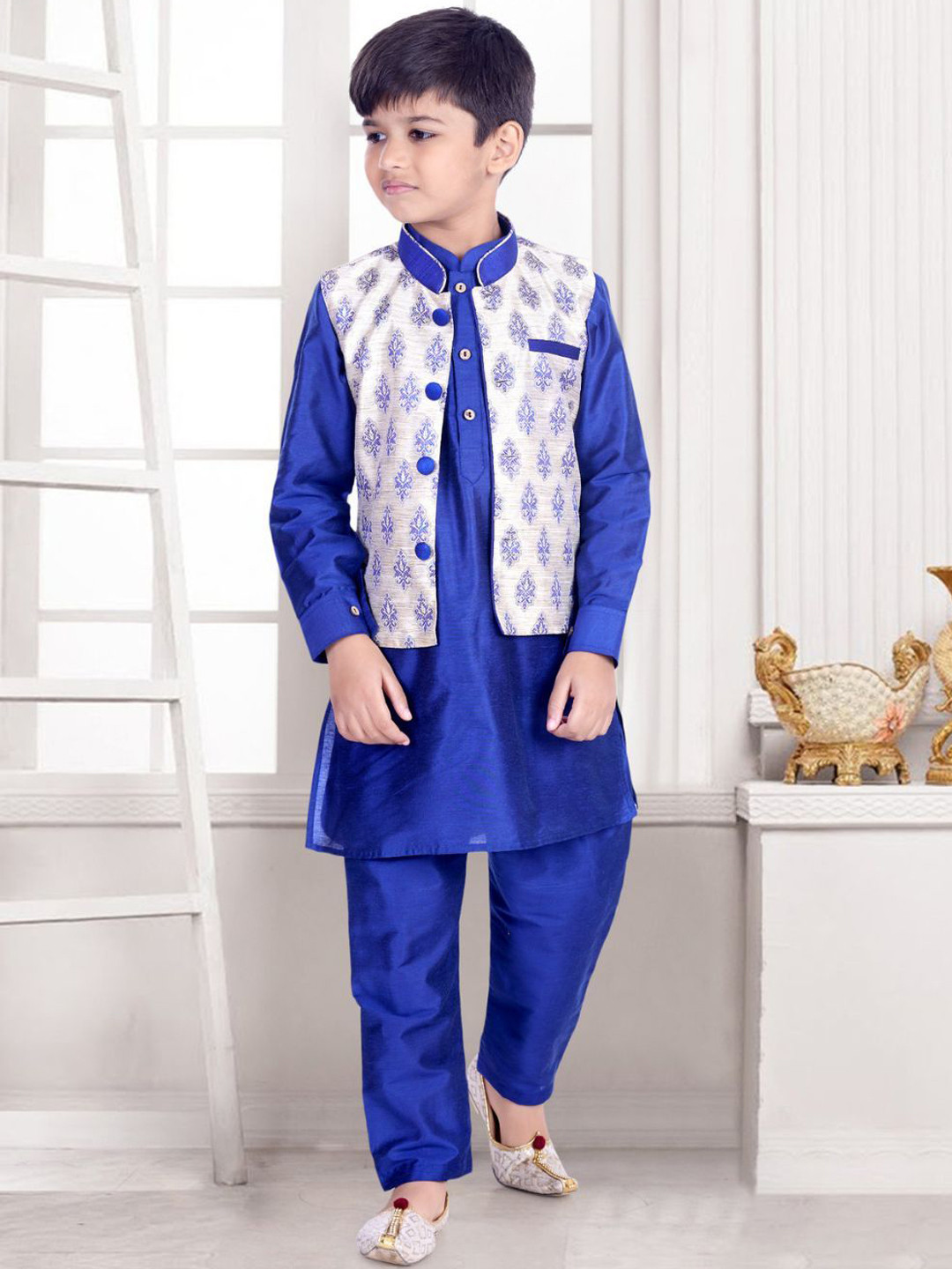 

Pehanaava Boys Ethnic Motifs Regular Thread Work Kurta with Pyjamas, Blue