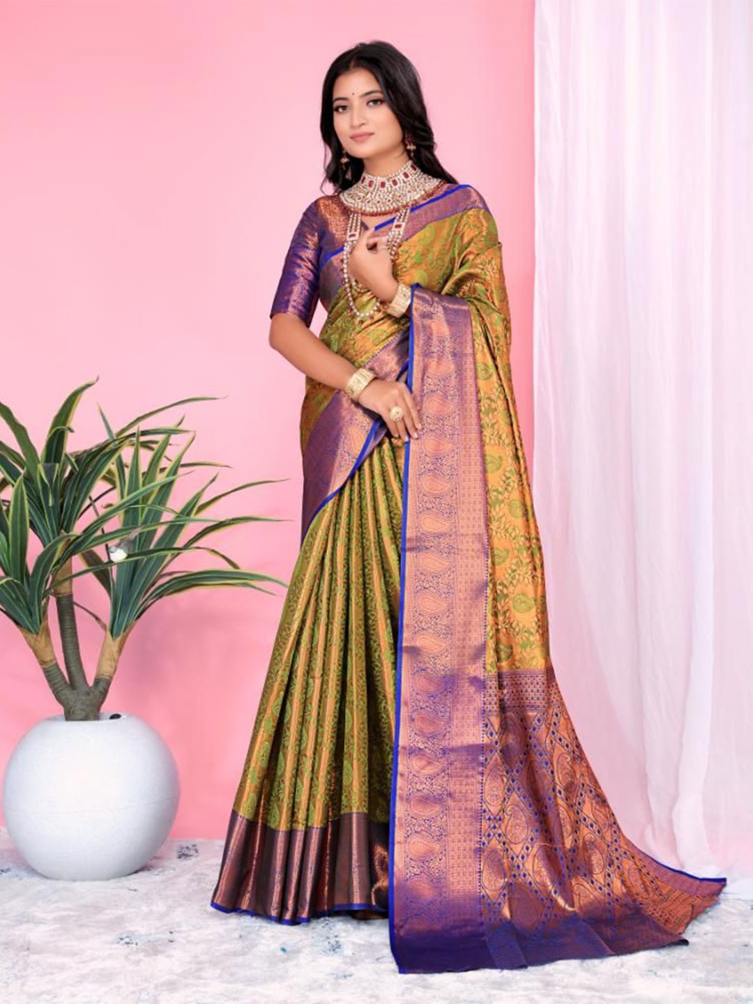 

AKSH FASHION Woven Design Zari Silk Blend Banarasi Saree, Green
