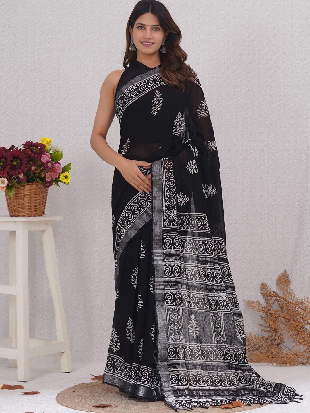 

Vanedik Floral Zari Linen Blend Block Print Saree, Black
