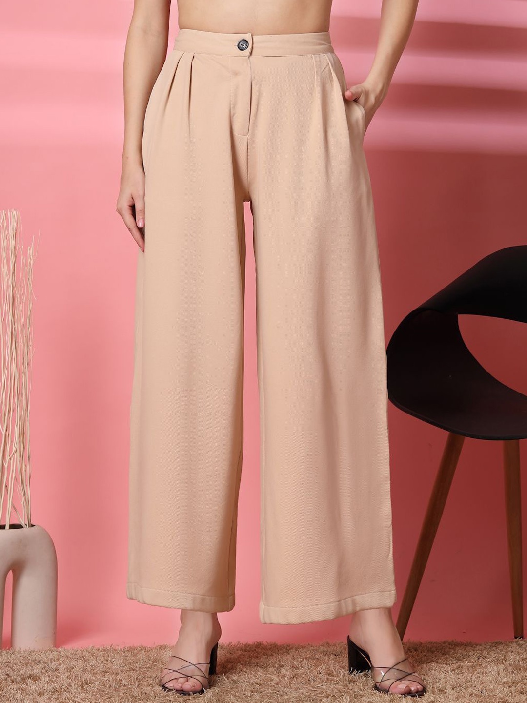 

Chemistry Women Relaxed Pleated Trousers, Beige