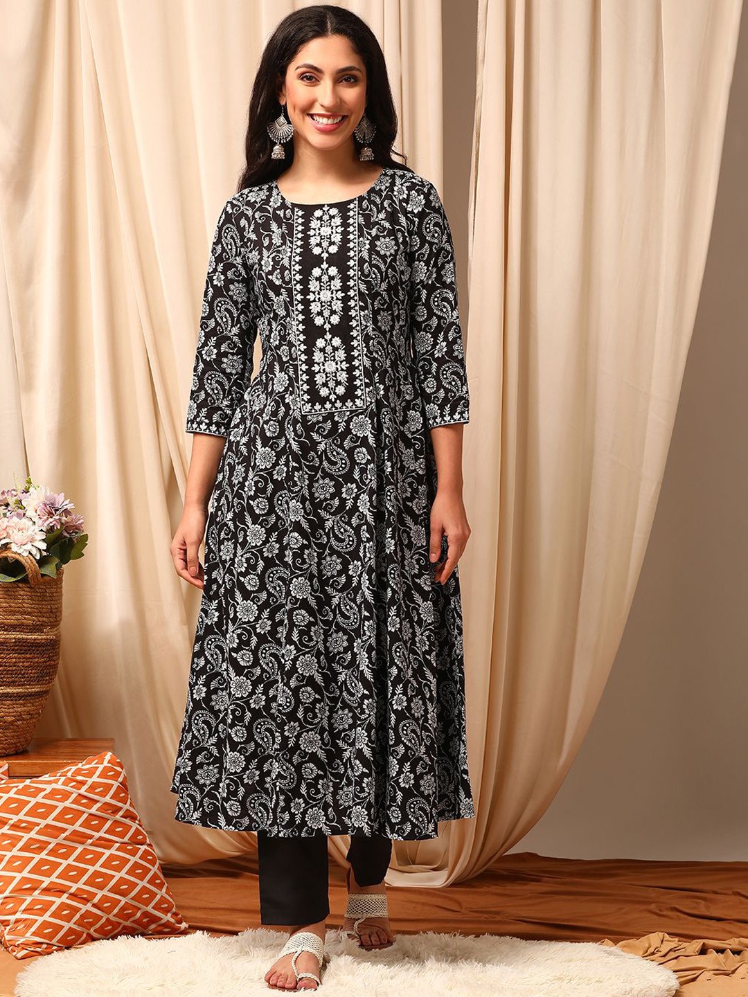 

MASSTANI BY INDDUS Women Floral Embroidered Regular Thread Work Kurta with Trousers, Black