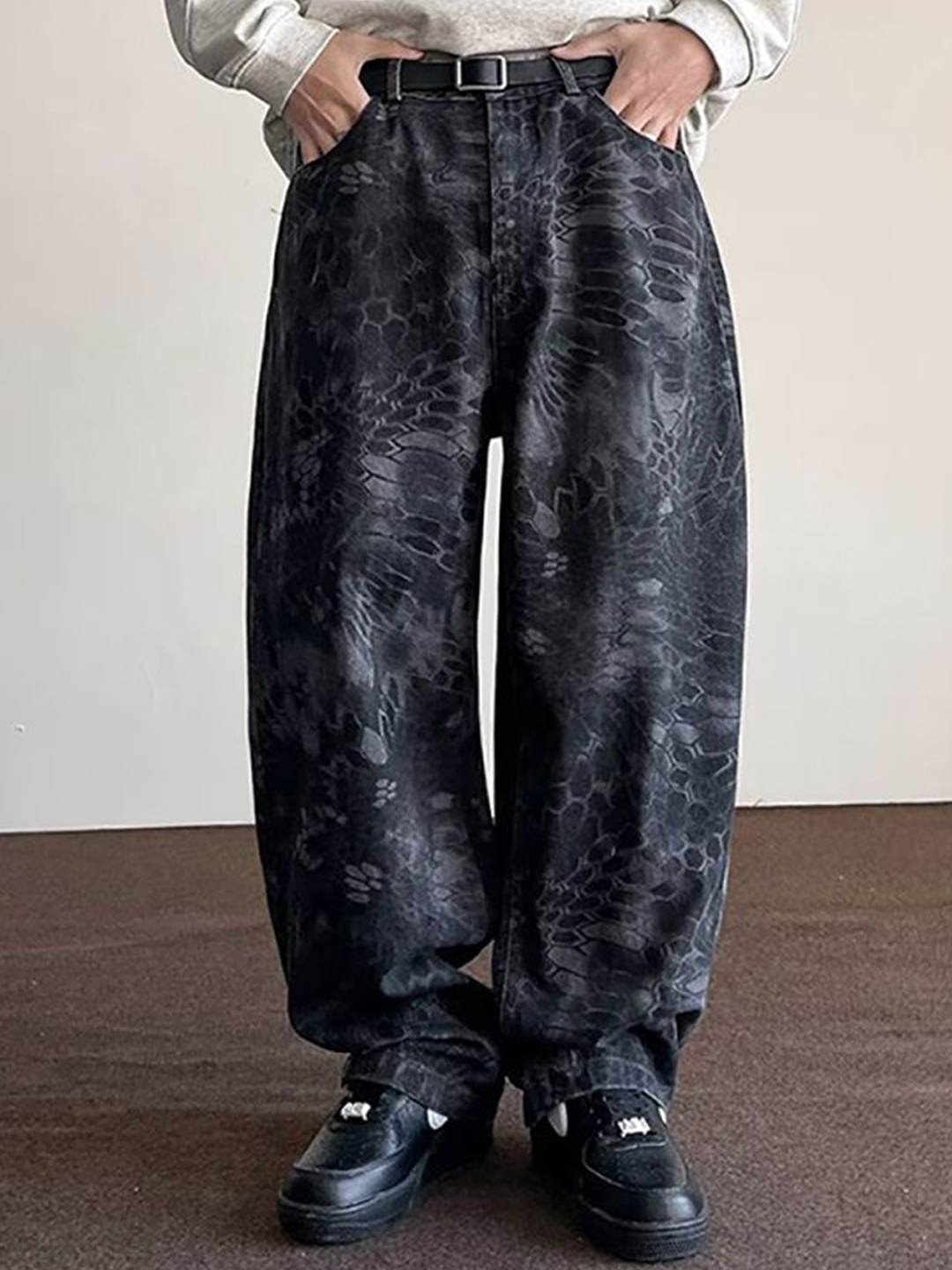 

StyleCast x Revolte Men Boyfriend Fit Light Fade Printed Jeans, Black